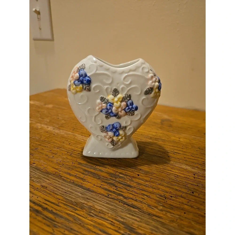 vintage‎ heart-shaped ceramic vase